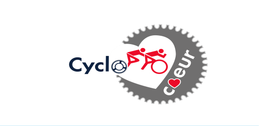 Logo représentant un coeur rouge sur lequelle roule un vélo et le texte cyclo coeur au centre.